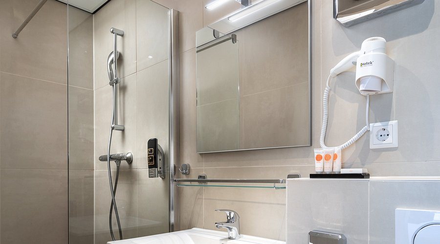 Hotel The Bird — Bathroom