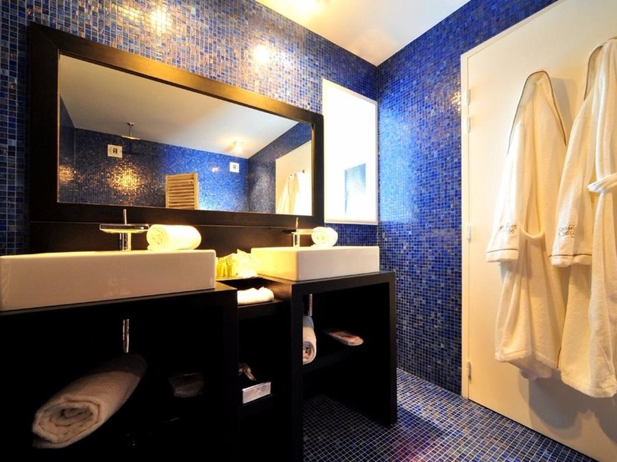 Hotel The Originals Les Jardins du Lac — Bathroom