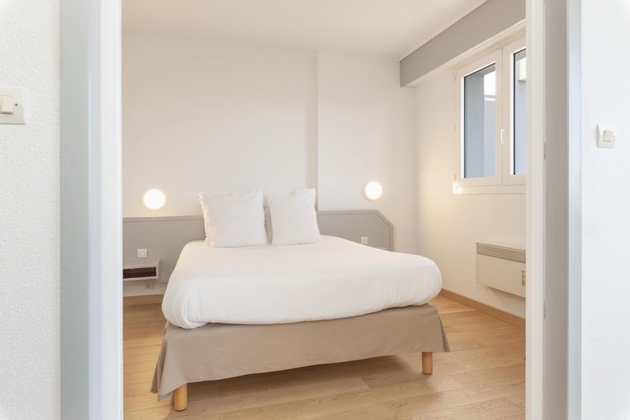 Hotel The Originals Les Jardins du Lac — Guest room