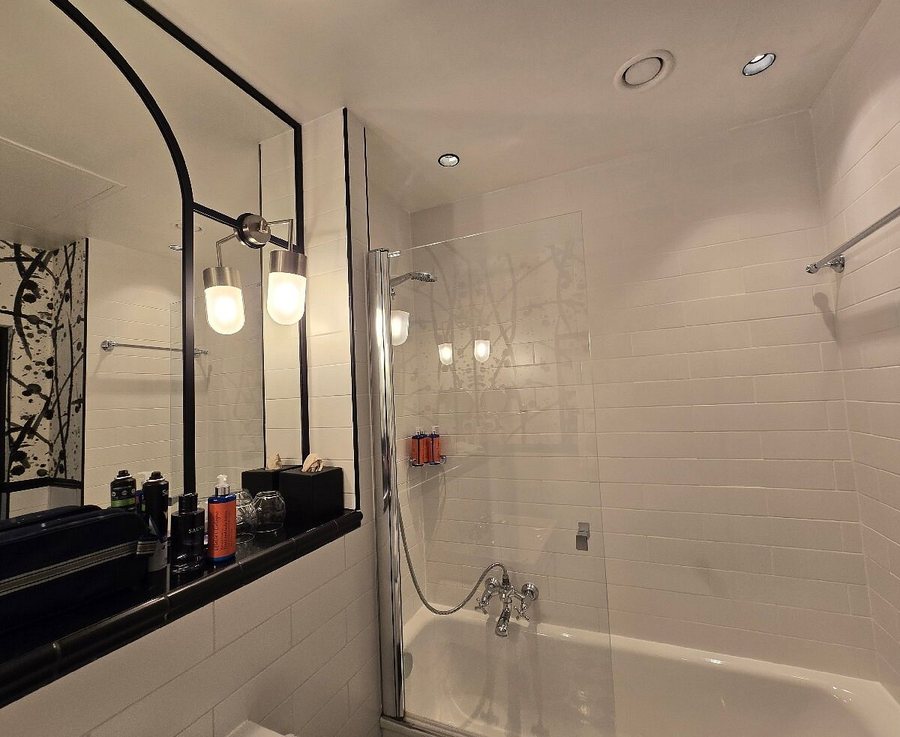 Hotel Therese — Bathroom