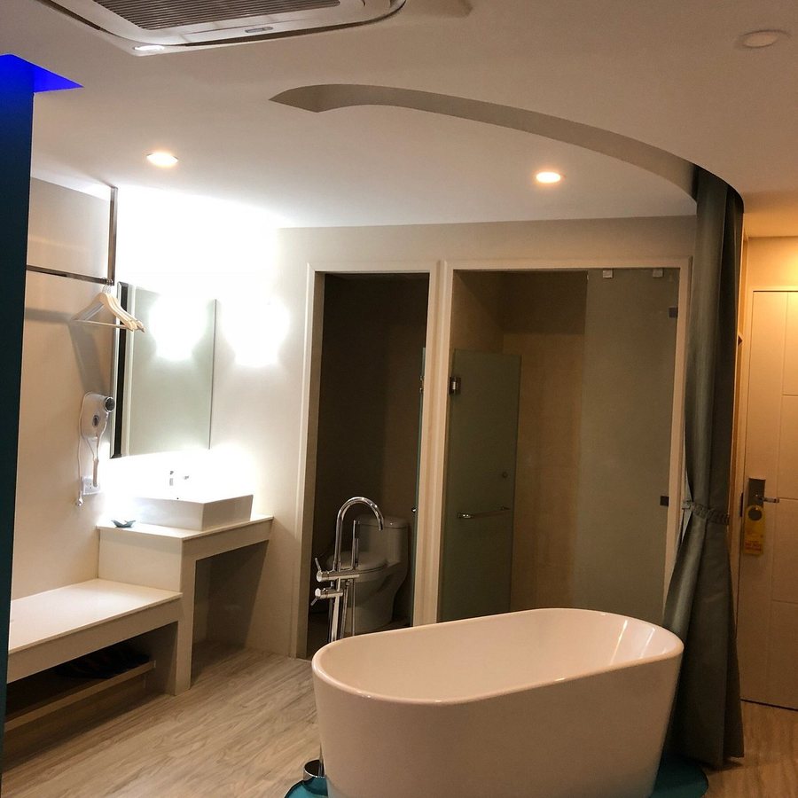 Hotel Tide Phuket — Bathroom