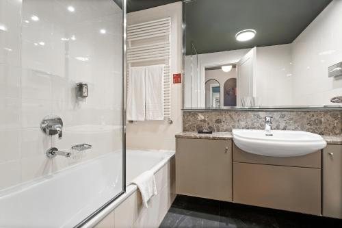 Hotel Tiliana — Bathroom