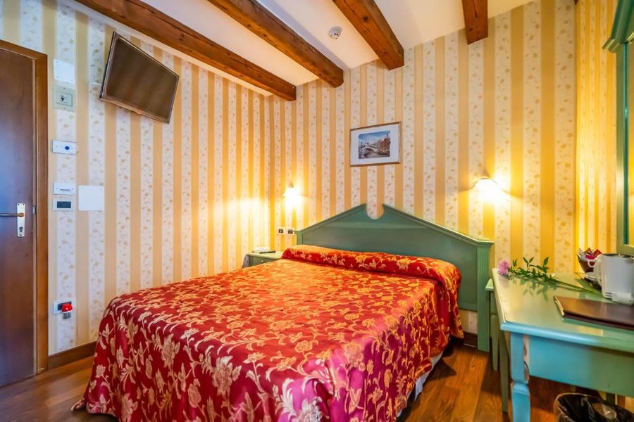 Hotel Tintoretto — Guest room
