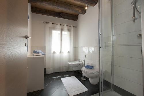 Hotel Tiziano — Bathroom