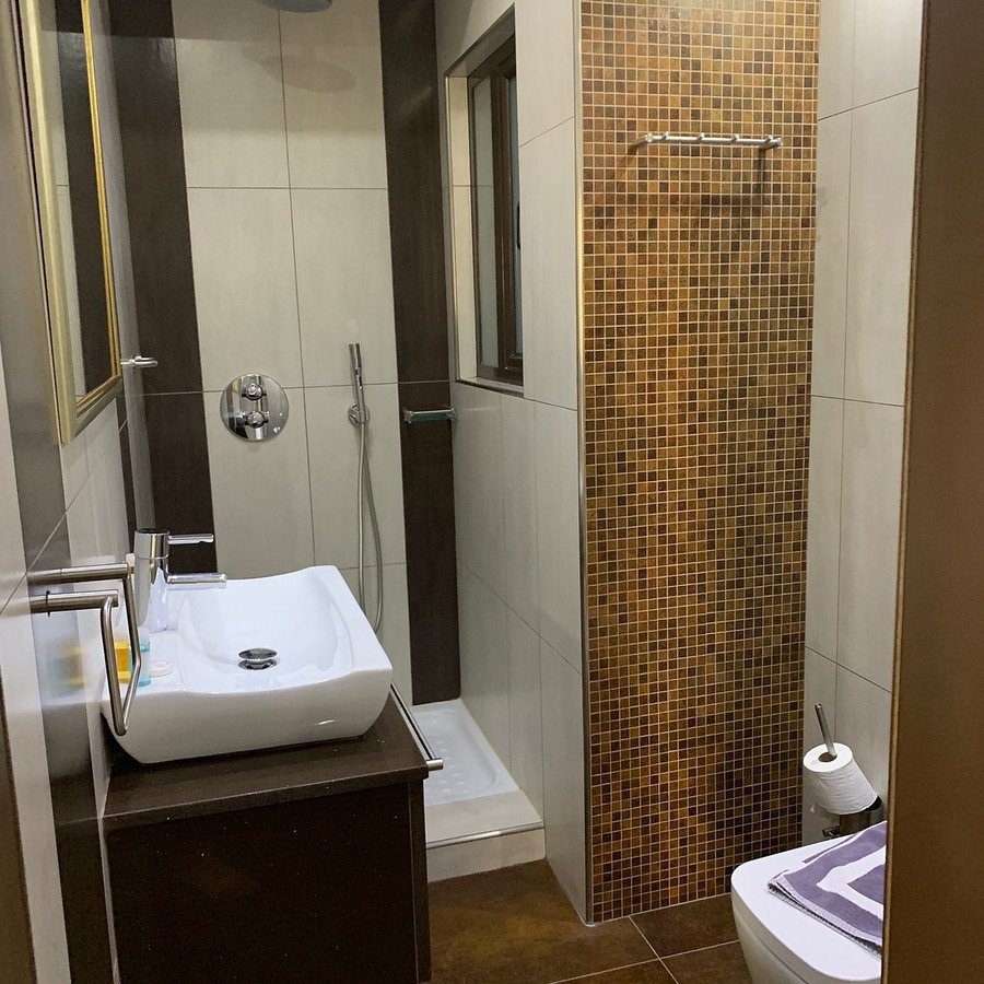 Hotel Tony — Bathroom