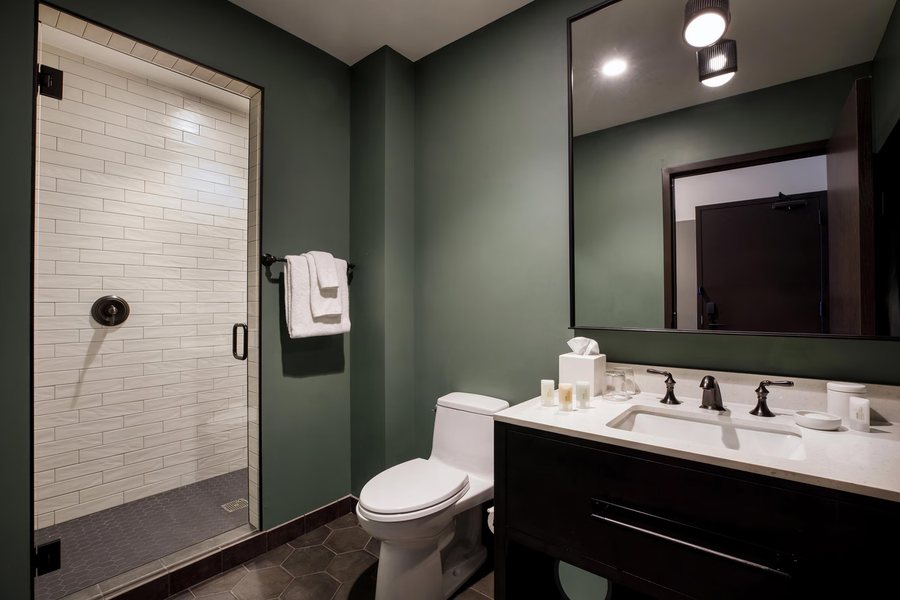 Hotel Topeka at City Center — Bathroom