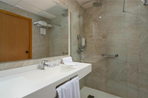 Hotel Torre Azul Spa Adults Only — Bathroom