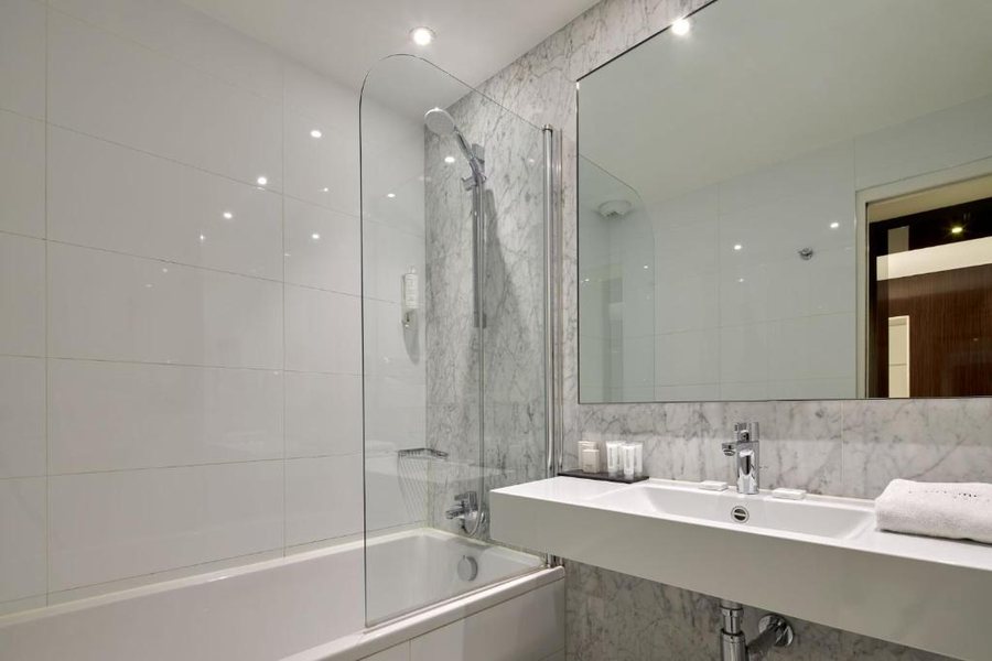 Hotel Tourisme Avenue — Bathroom
