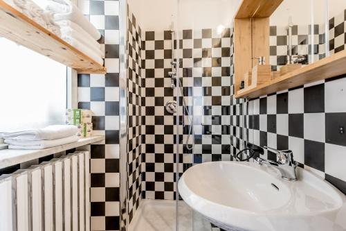Hotel Trastevere — Bathroom
