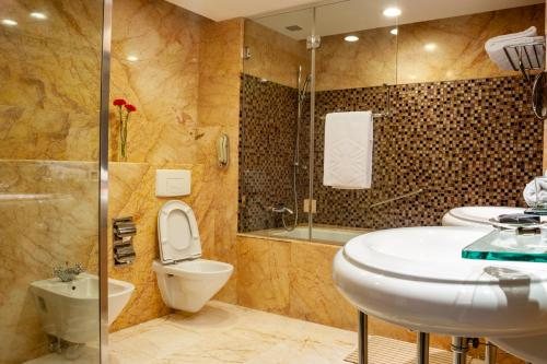 Hotel Trenor — Bathroom