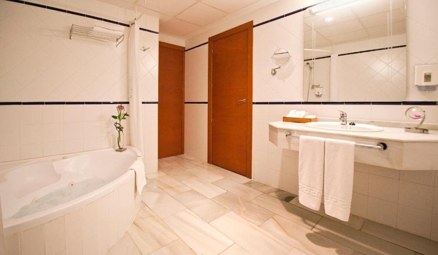 Hotel TRH Ciudad de Baeza — Bathroom
