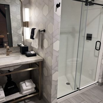 Hotel Trundle — Bathroom