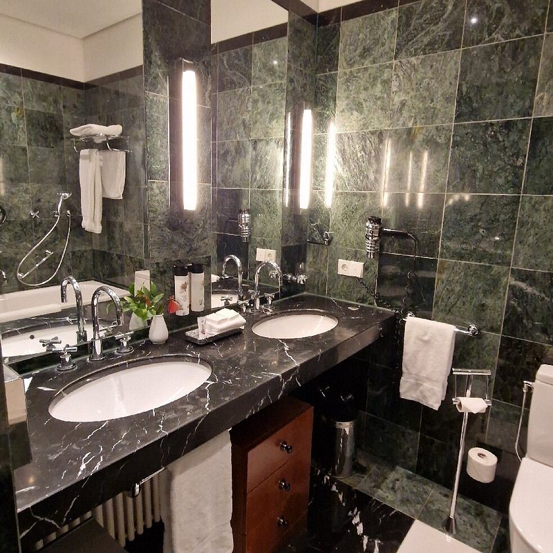 Hotel und Restaurant Schloss Eckberg — Bathroom