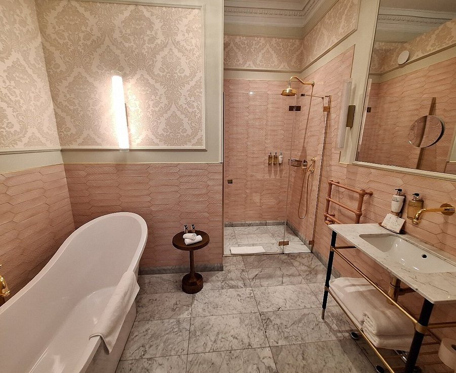 Hotel Unicus Palace — Bathroom