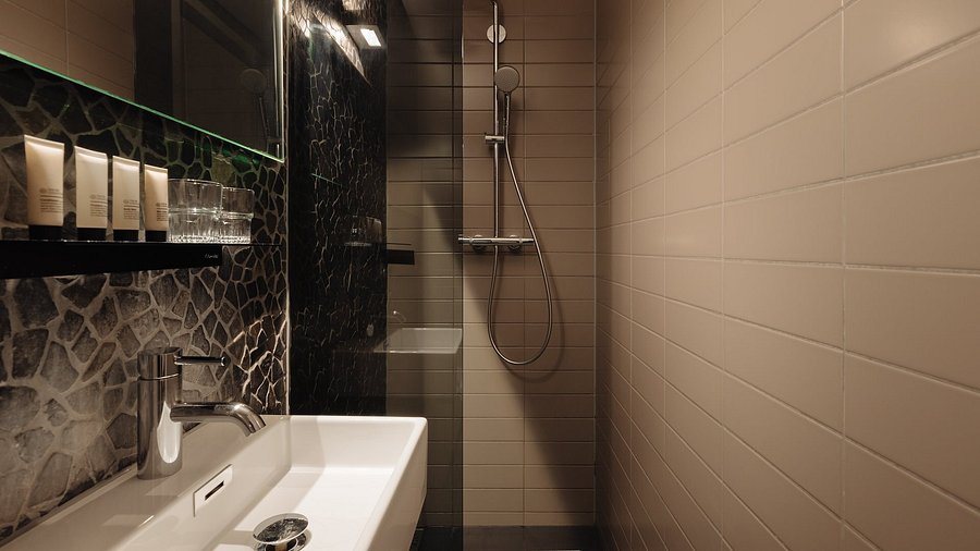 Hotel V Fizeaustraat — Bathroom