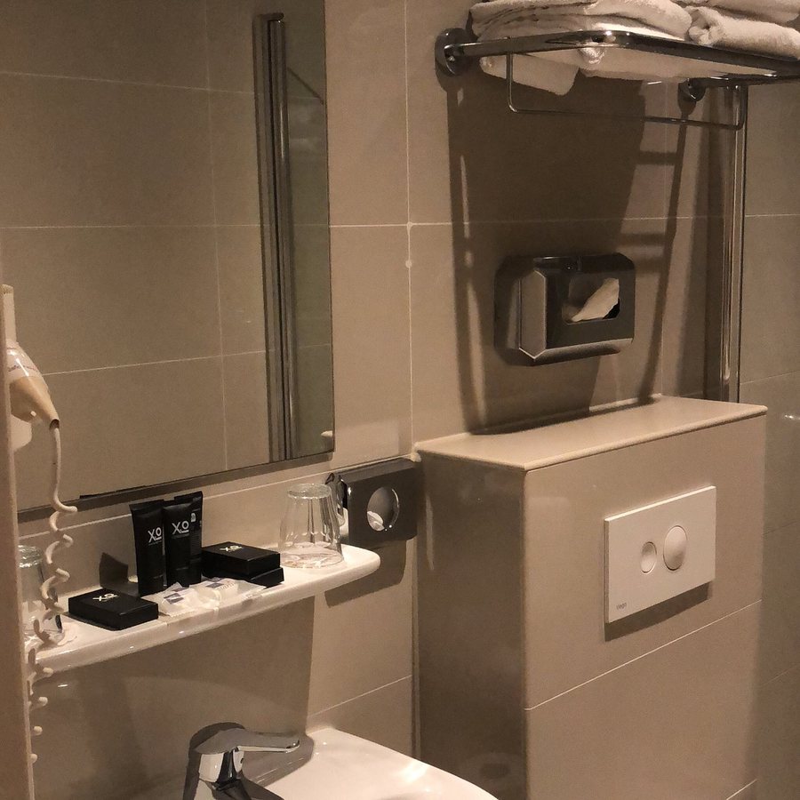Hotel Van Gogh — Bathroom
