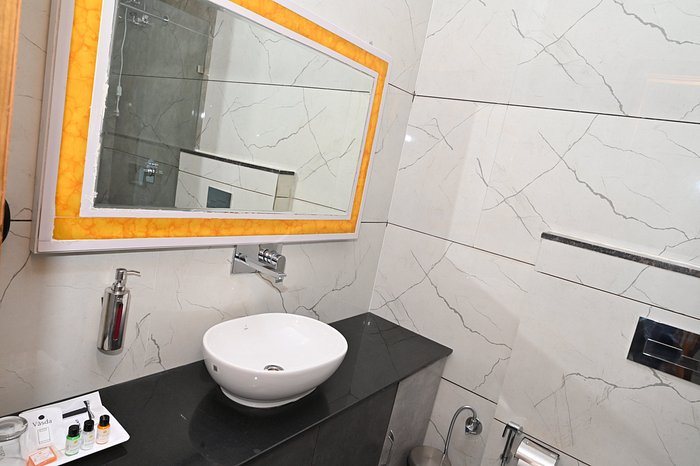 Hotel Vasdaa Grand — Bathroom