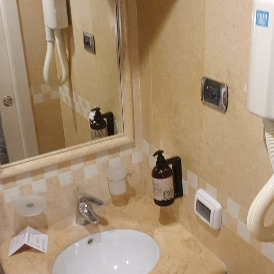 Hotel Vecellio — Bathroom