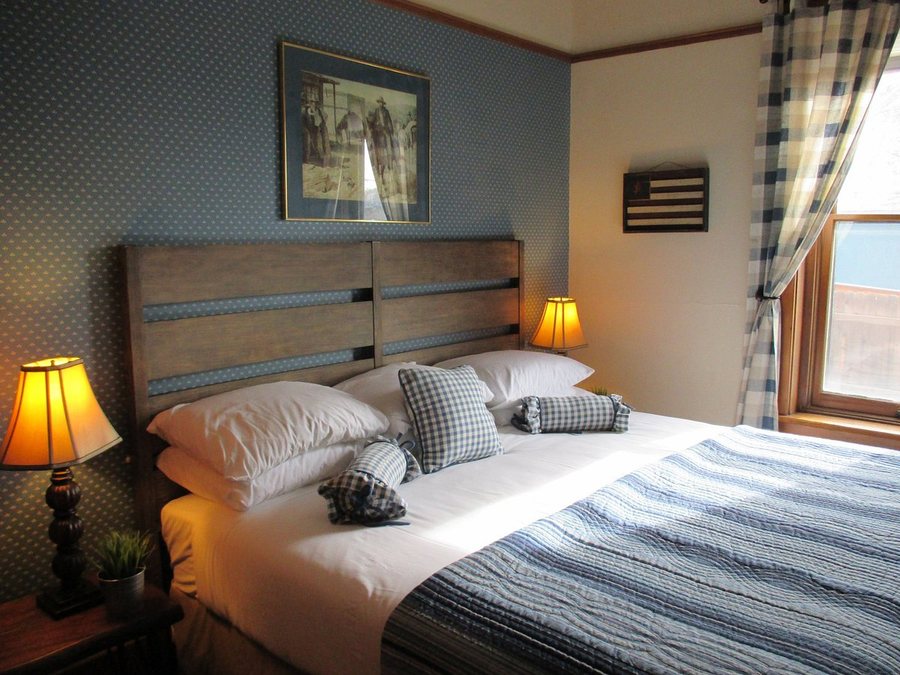 Hotel Vendome — Guest room