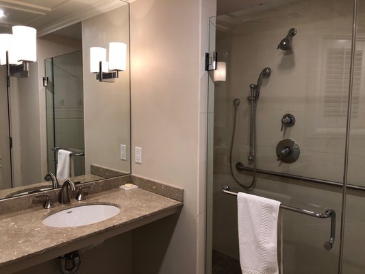 Hotel Veritas — Bathroom