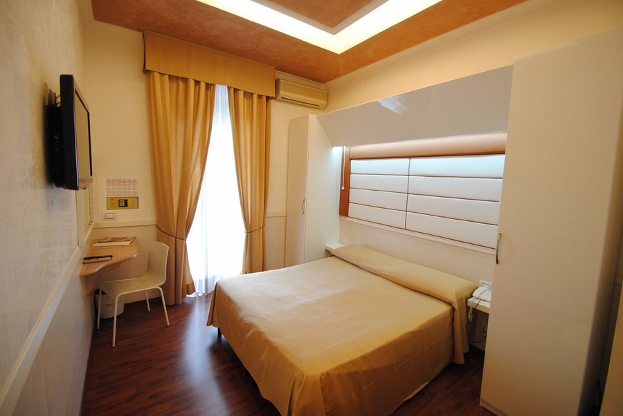 Hotel Verona — Guest room