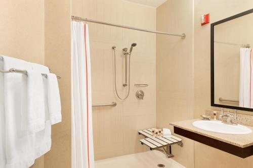 Hotel Versey Chicago Lincoln Park — Bathroom