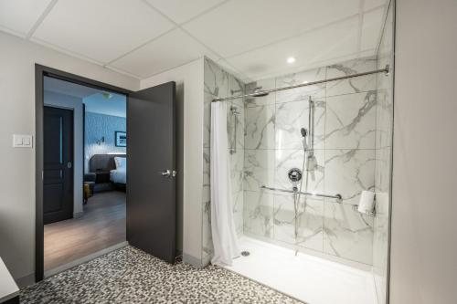 Hotel Verso — Bathroom