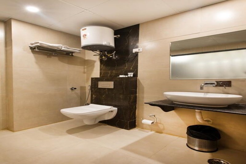 Hotel Vertu IGI Delhi Airport By OPO — Bathroom
