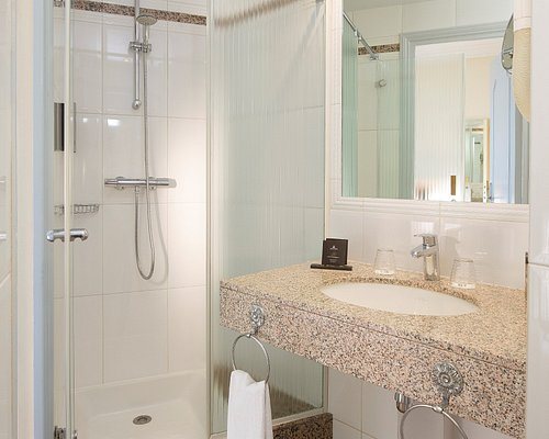 Hotel Victor Hugo Paris Kleber — Bathroom