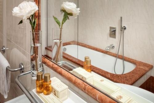 Hotel Victoria — Bathroom