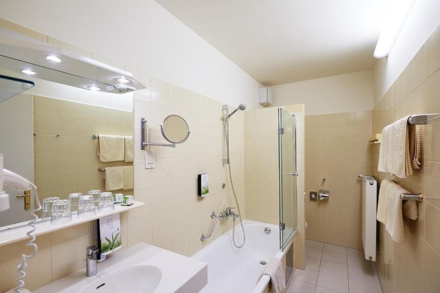 Hotel Vienna — Bathroom