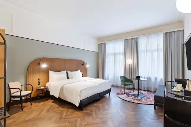 Hotel Vienna — Guest room