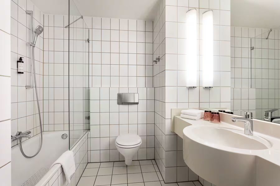 Hotel Vienna — Bathroom