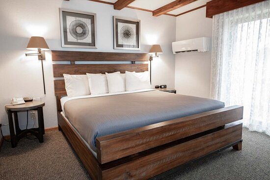 Hotel Vienna — Guest room