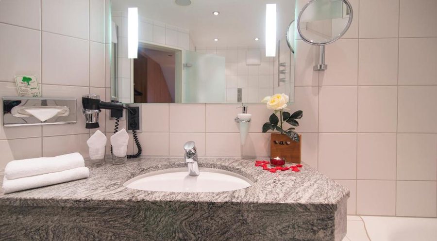 Hotel Vierjahreszeiten Iserlohn — Bathroom