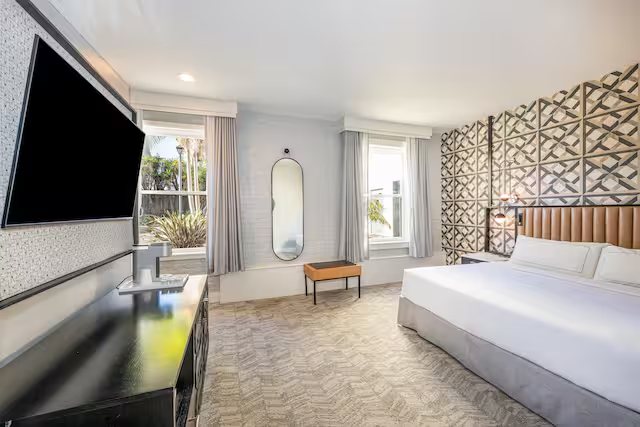 Hotel Virginia Santa Barbara Tapestry Collection by Hilton — Guest room