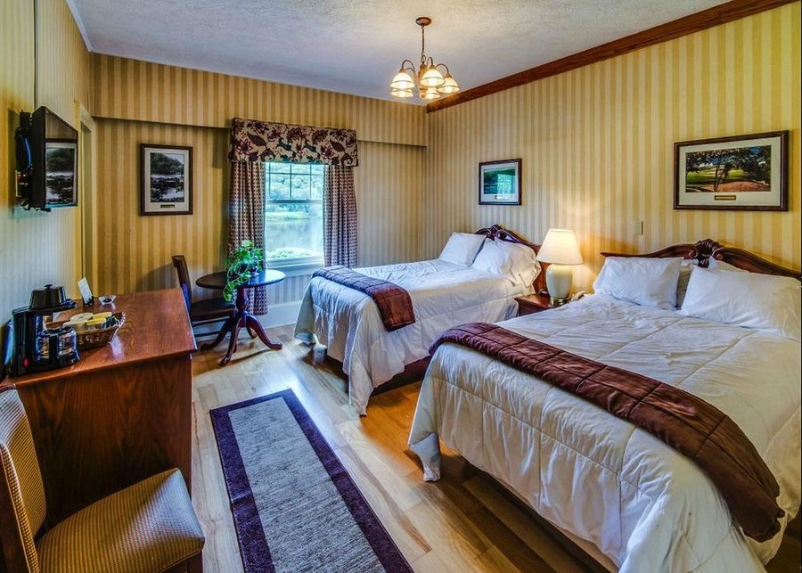 Hotel Wayne Honesdale Pocono Mountains Region Pennsylvania — Guest room