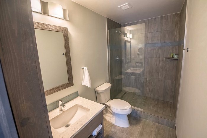 Hotel Westport Kansas City Tapestry Collection by Hilton — Bathroom