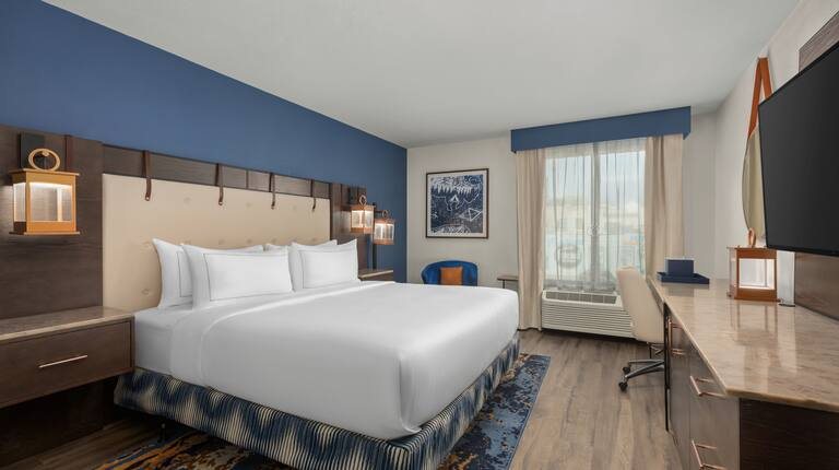 Hotel Westport Kansas City Tapestry Collection by Hilton — Guest room