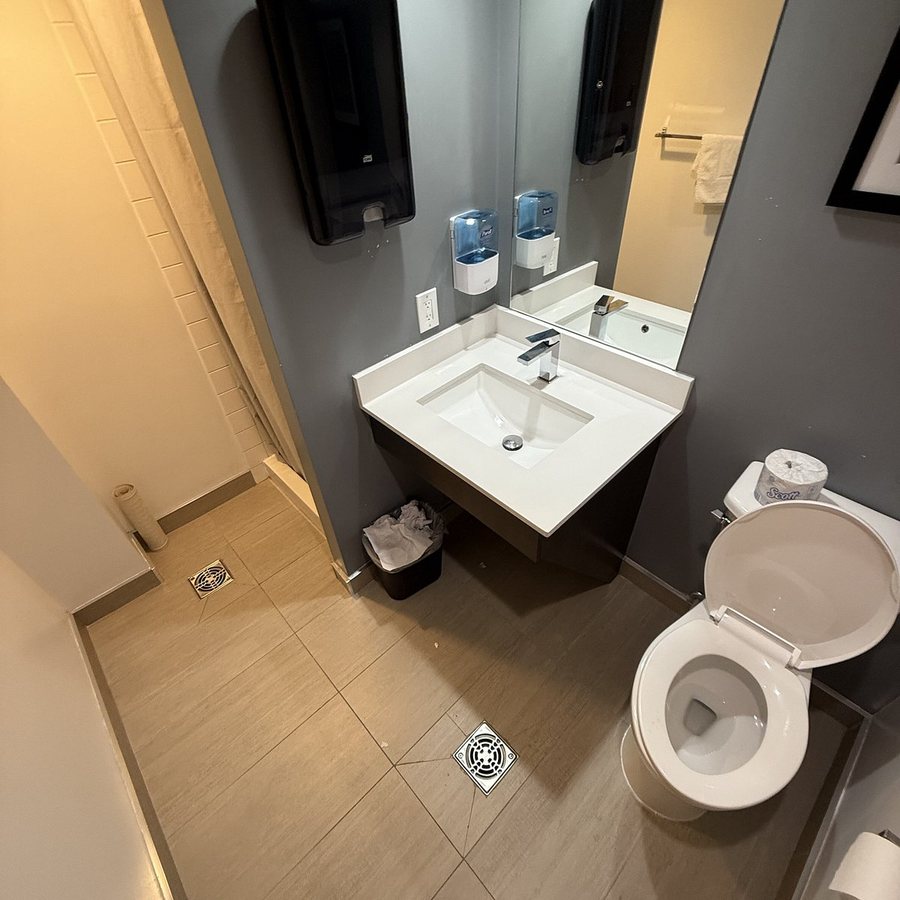 Hotel Willo Vancouver British Columbia — Bathroom