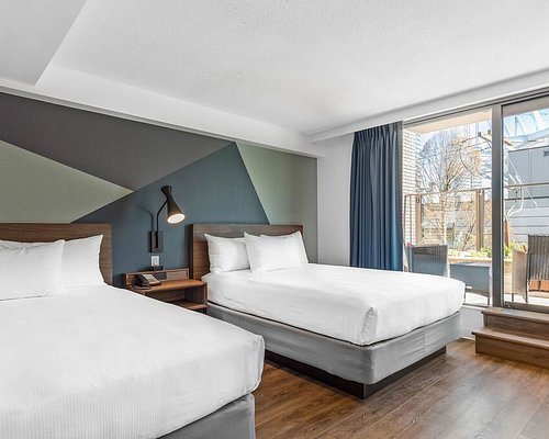 Hotel Willo Vancouver British Columbia — Guest room