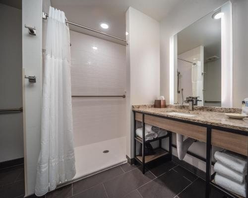 Hotel Windrow — Bathroom