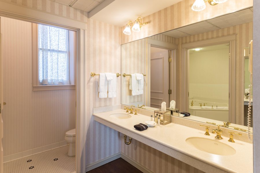 Hotel Winneshiek — Bathroom
