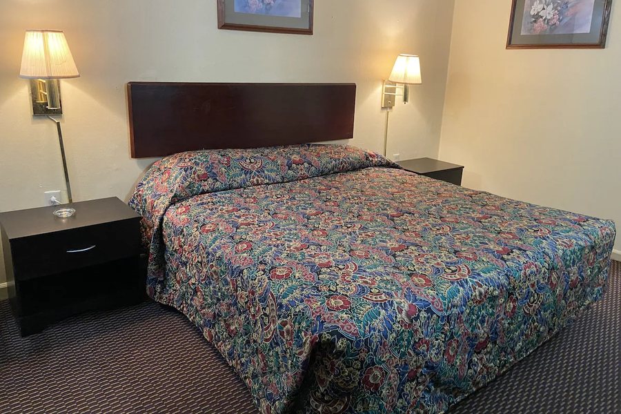 Hotel World Inn Suites — Guest room
