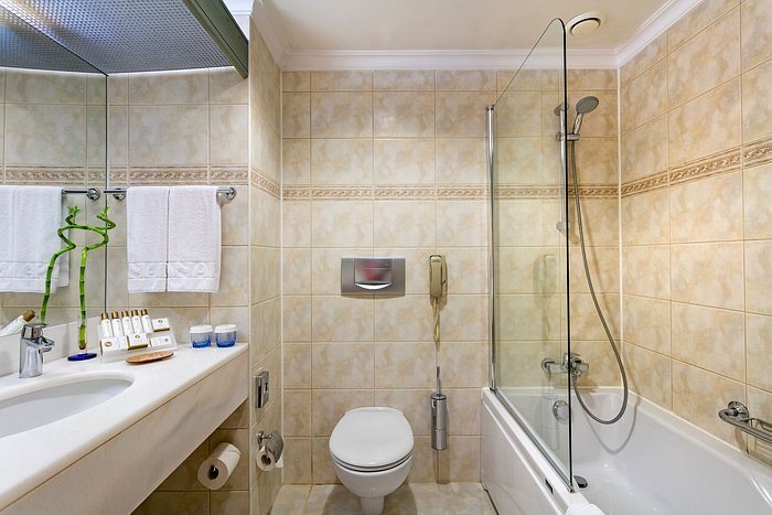 Hotel Xanadu — Bathroom