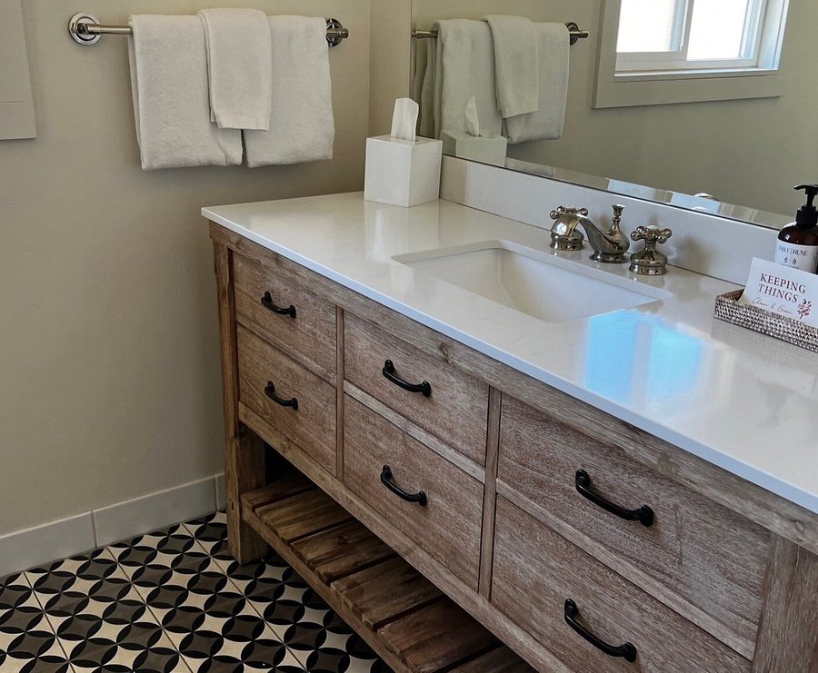 Hotel Ynez — Bathroom