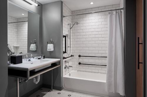 Hotel Zachary Chicago a Tribute Portfolio Hotel — Bathroom