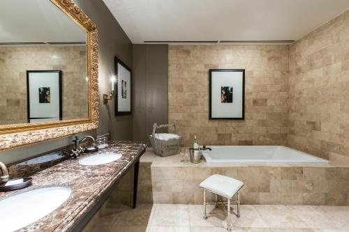 Hotel ZaZa Houston Museum District — Bathroom