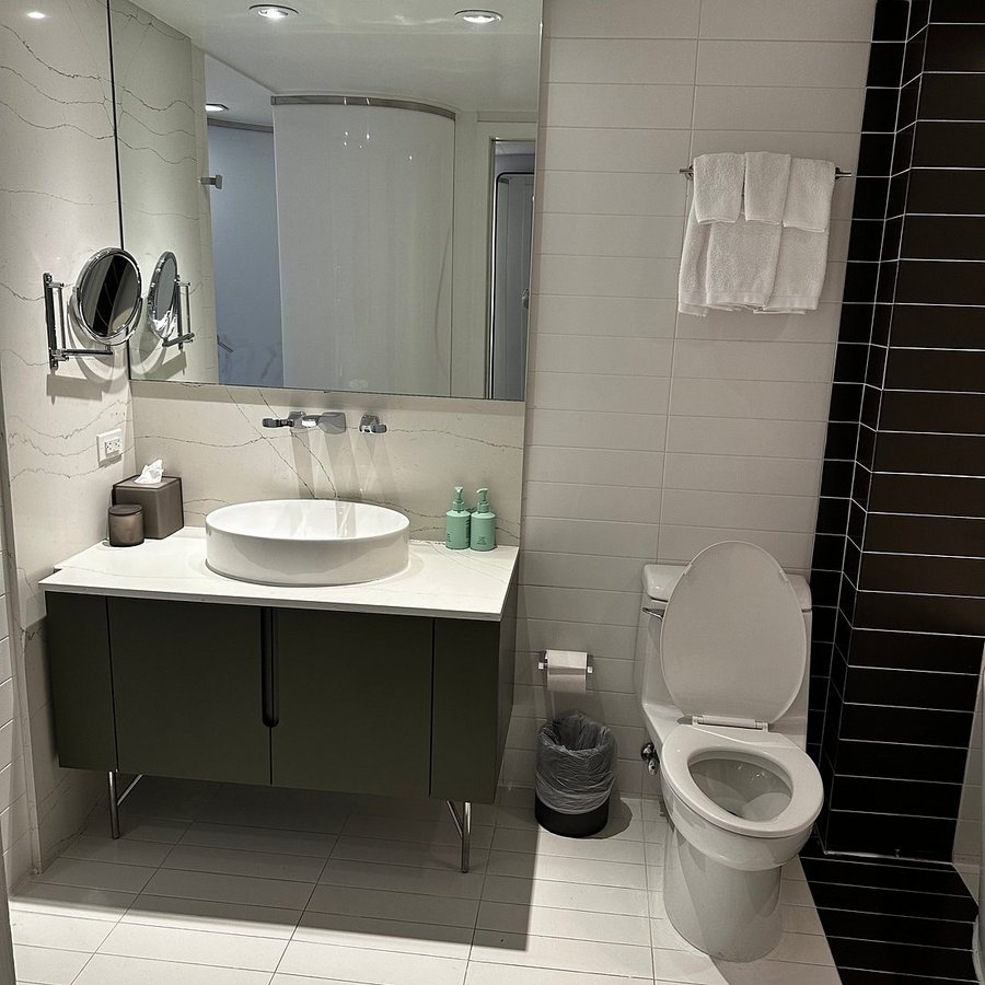 Hotel Zena Washington Dc — Bathroom