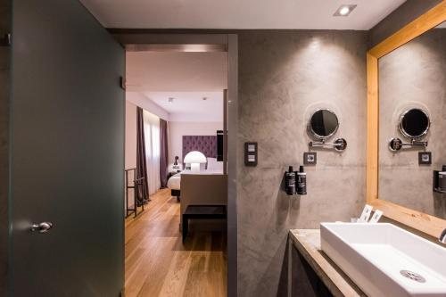 Hotel Zenit Abeba — Bathroom